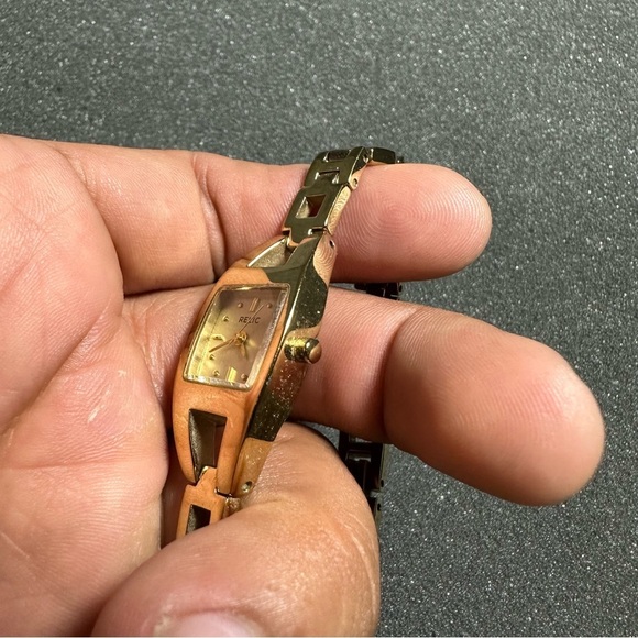 Relic Ladies Watch Gold Tone Squared Quartz Working With New Battery - Picture 3 of 7